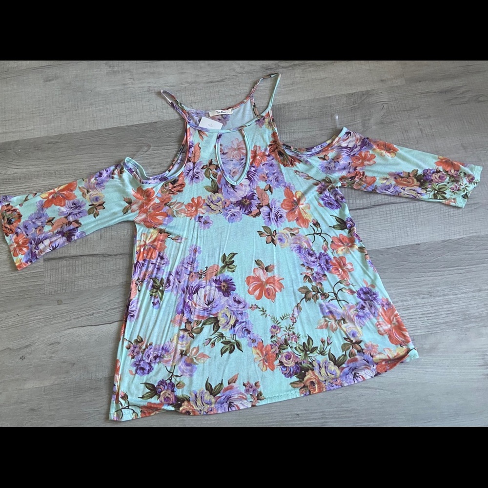 NWT Tres Bien Top M Floral Open Cold Shoulder